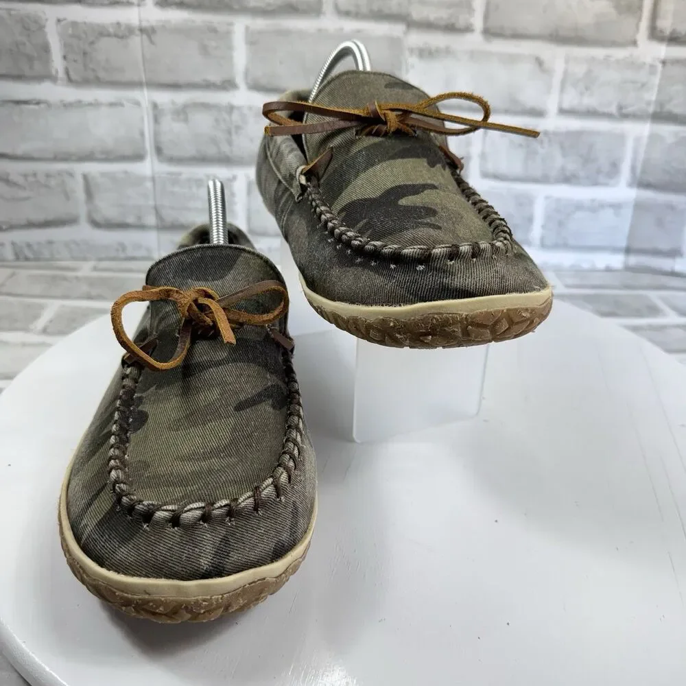 Minnetonka Men's Size 10 Fleece Lined Hard Sole Camo Green Sipper Comfort Shoes